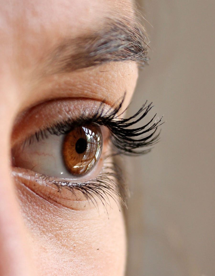 Gros plan sur des cils longs et recourbés