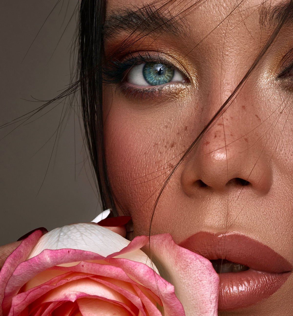 Femme aux yeux bleus et rose